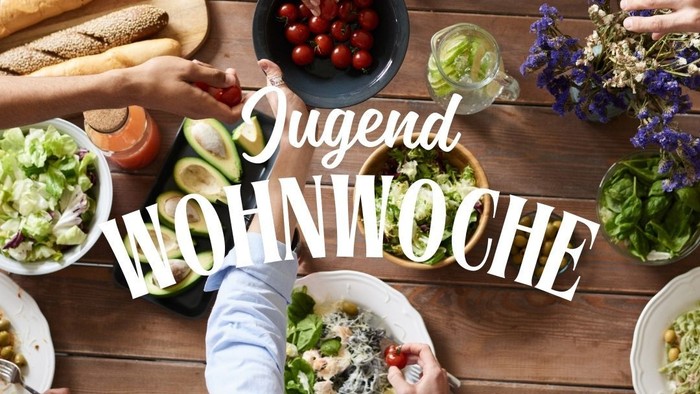 Gemütliches Essen mit Freunden, verschiedene Gerichte und Getränke auf dem Tisch,