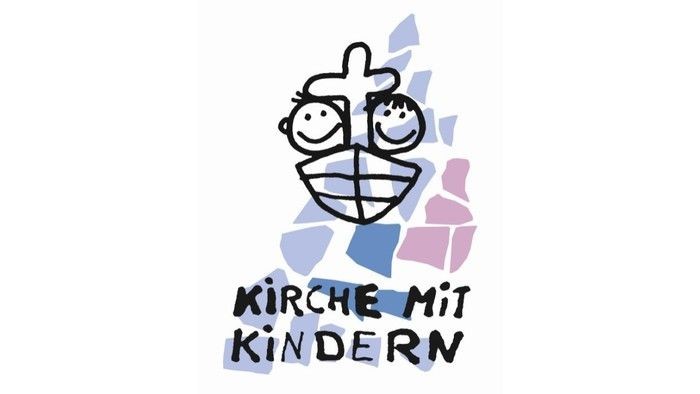 Ein fröhliches Logo mit einem lächelnden Schiff, zwei glücklichen Gesichtern und dem Text *„Kirche mit Kindern“*.