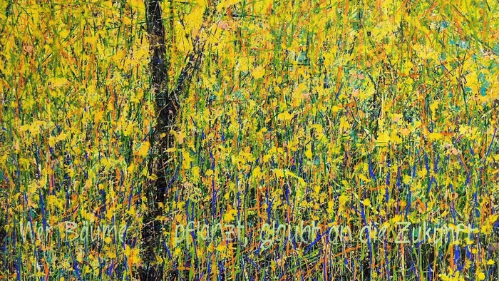 Lebendiger Herbstwald mit goldenem Laub und einem zentralen dunklen Baumstamm.