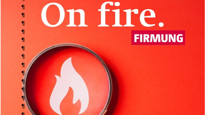 Ein Vergrößerungsglas zeigt auf ein Feuer-Symbol vor einem roten Hintergrund mit dem Text 