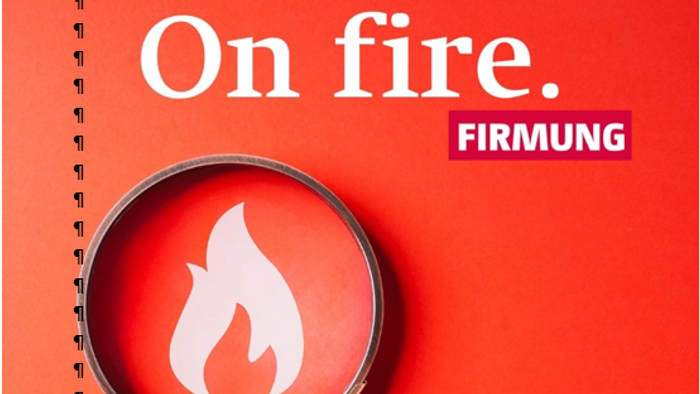 Ein Vergrößerungsglas zeigt auf ein Feuer-Symbol vor einem roten Hintergrund mit dem Text 