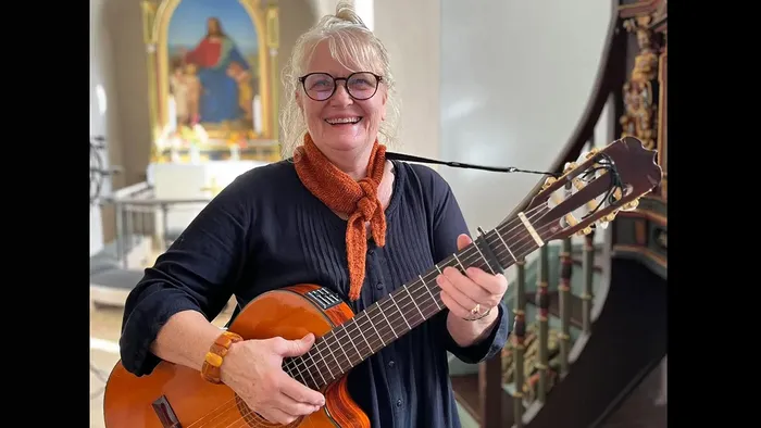 Pernille med sin guitar