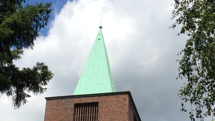 Kirchturm mit Wolkenhimmel