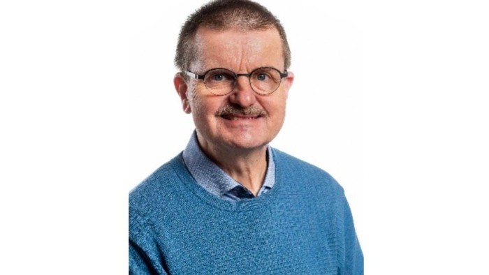 Foto af Henrik Oest han bærer blå trøje har briller og overskæg