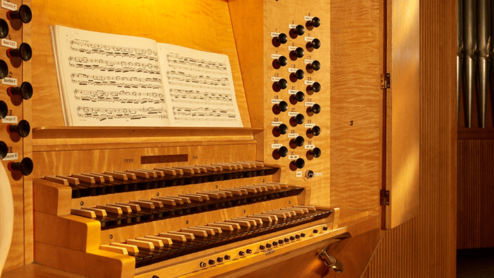 Ein hölzernes Musikinstrument mit Notenbuch und Tasten