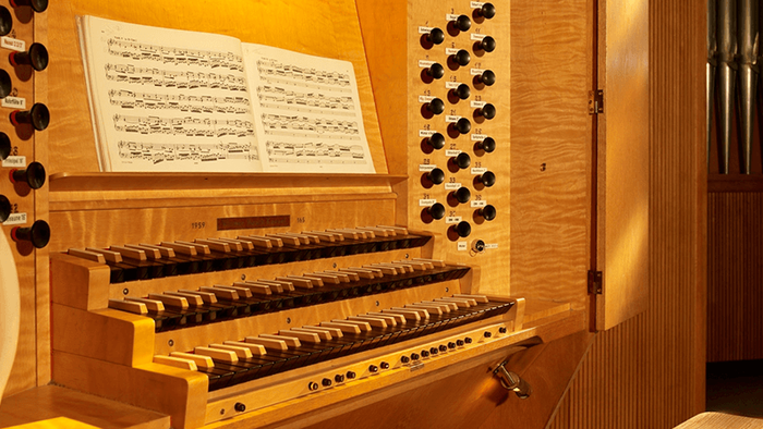 Ein hölzernes Musikinstrument mit Notenbuch und Tasten