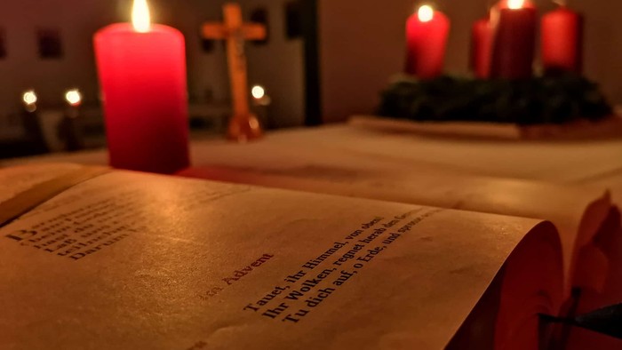 Gekreuzte Bücher und Kerzen auf Tisch