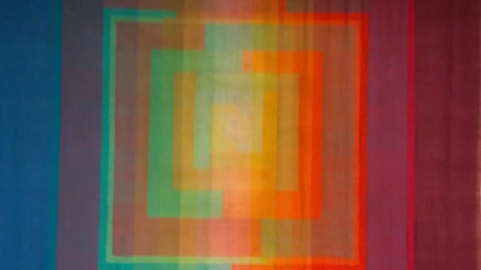 Das Bild zeigt ein abstraktes, farbenfrohes geometrisches Muster mit überlappenden Rechtecken.