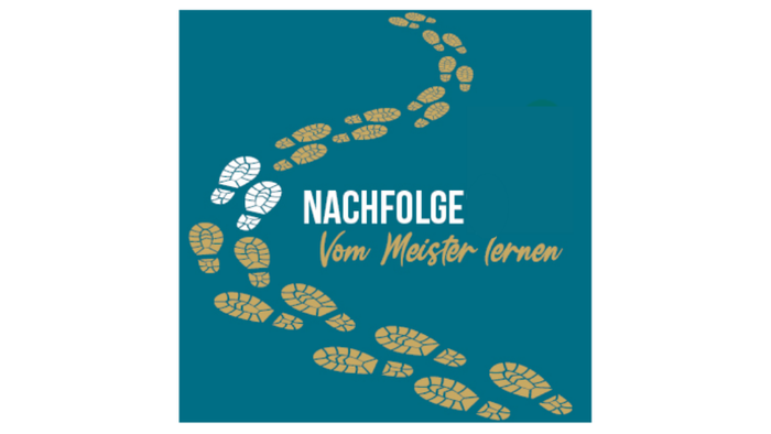 Logo mit Fußabdrücken und deutschem Text „Nachfolge – Vom Meister lernen“ auf blauem Hintergrund.