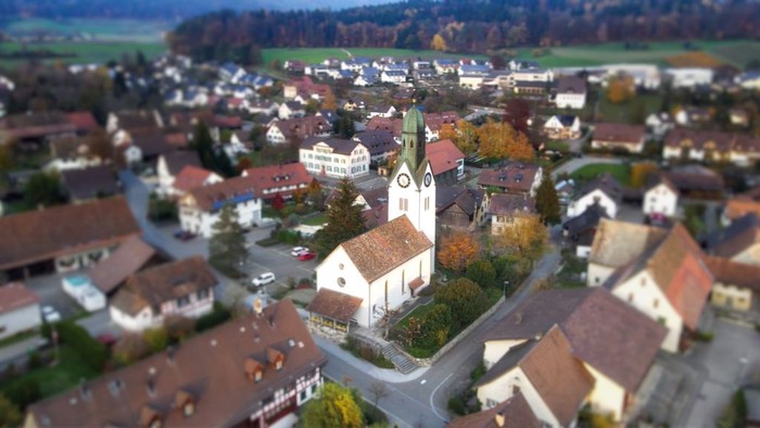 Dorf mit Kirche und umliegenden Häusern