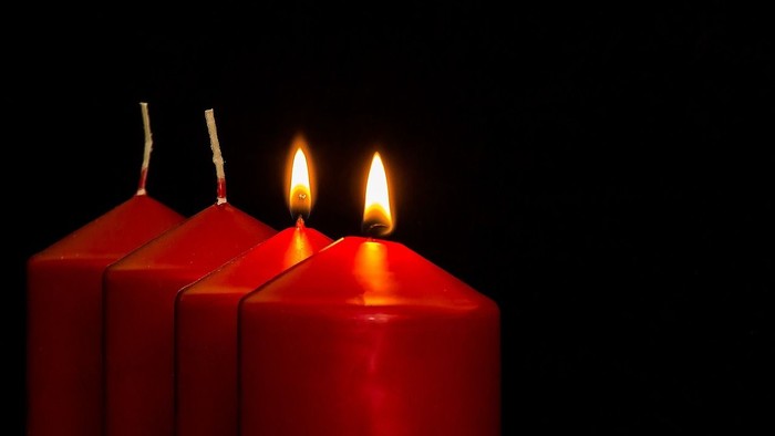 Drei rote Kerzen, zwei brennen, eine nicht