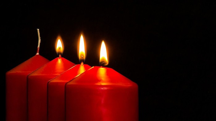 Vier rote Kerzen, drei brennen