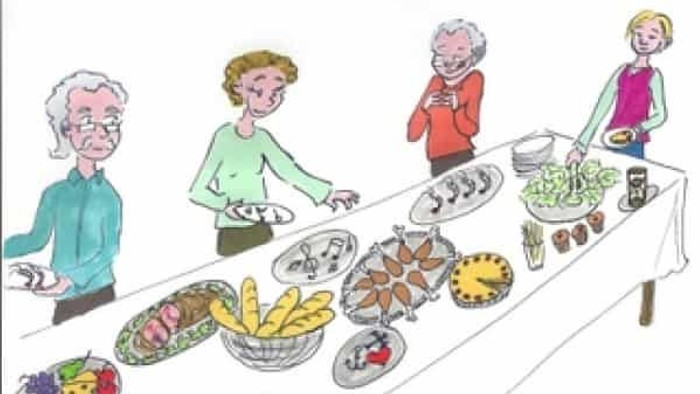 En gruppe pensionister serverer sig selv på en buffet.