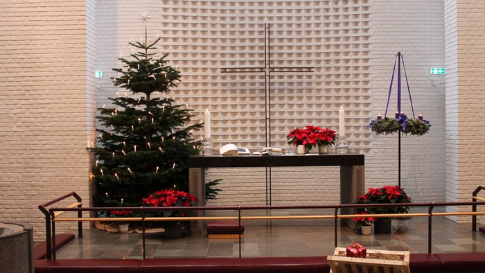 En julestue med juletree, alter og pynt