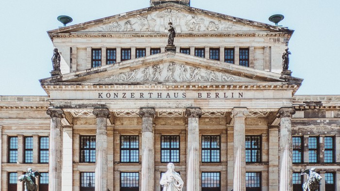 Großer neoklassizistischer Berliner Konzertsaal mit Statuen, Säulen und der deutlich sichtbaren Inschrift „Konzerthaus Berlin“.