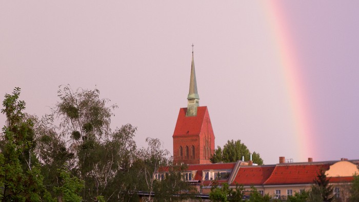 Regenbogen über der Kirche Zum Heilsbronnen