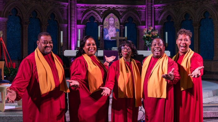 Chor vor dem Altar singend