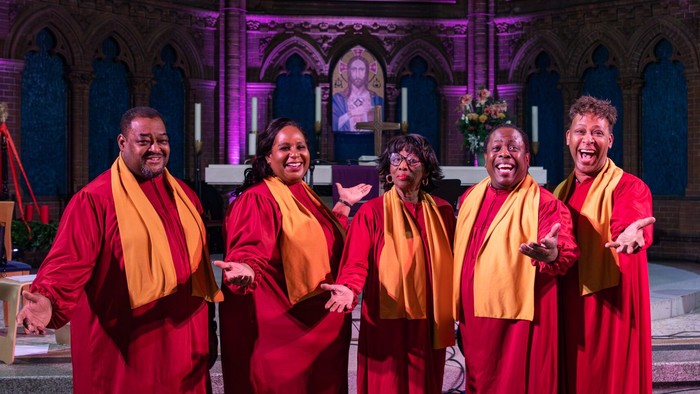 Chor vor dem Altar singend