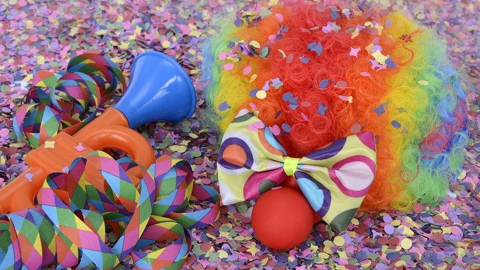 Bunte Party-Dekoration mit Luftballons, Konfetti und Schleifen