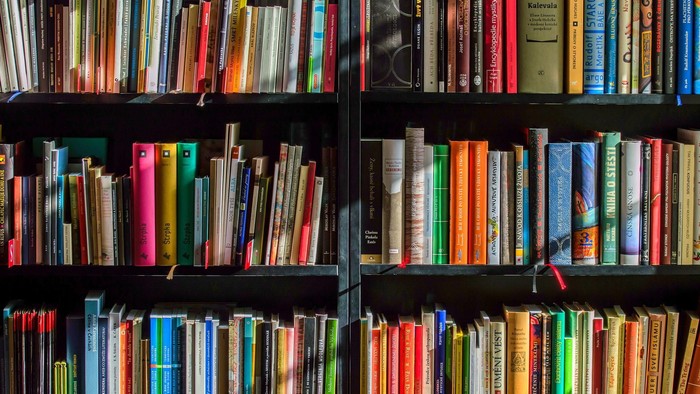 Bücherregal voller bunter Bücher.