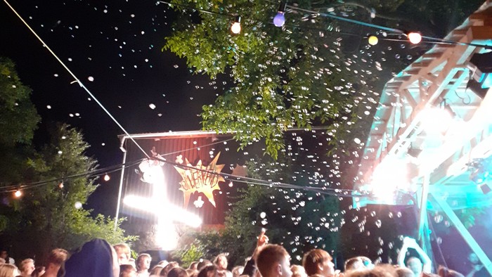 Festliche Party bei Nacht mit bunten Lichtern und Menschen