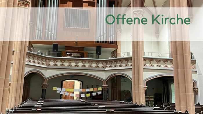 Kreuzkirche von innen. Blick vom Altarraum auf Bänke und Orgel