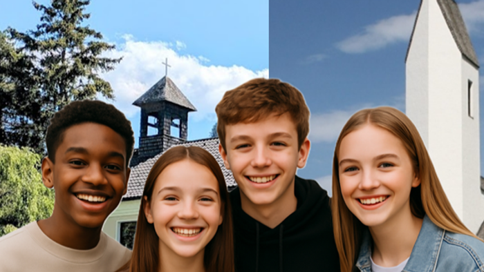 Vier Jugendliche lächeln vor einem Schulgebäude