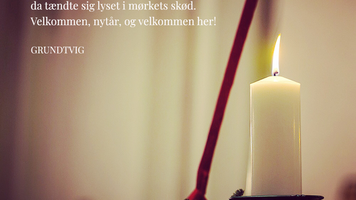 En lysende lyse på en juledekoreret bord.