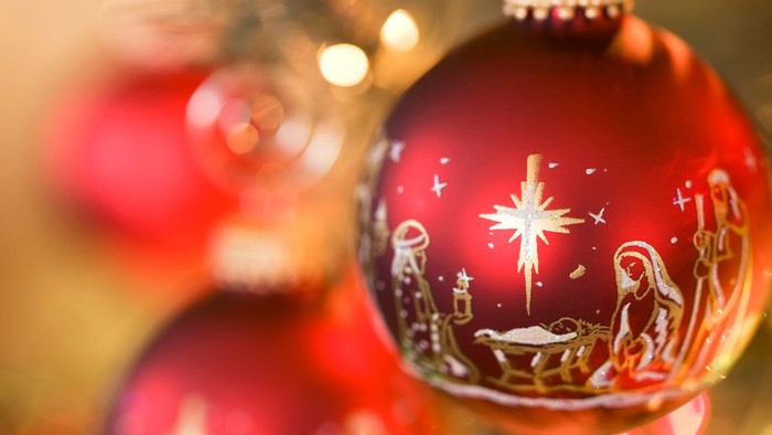 Røde juleglasker med scener på en juletree