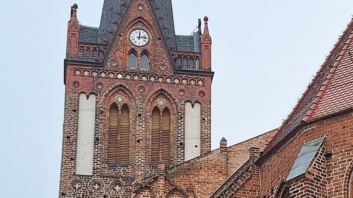 Gothische Backsteinkirche mit hohem Turm und spitzem Dach