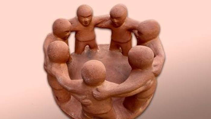 Die Figur zeigt eine Gruppe von Menschen, die in einem Kreis stehen.