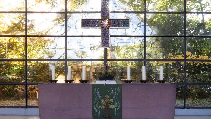 Altar der Kirche Schönow-Buschgraben mit großem Kreuz