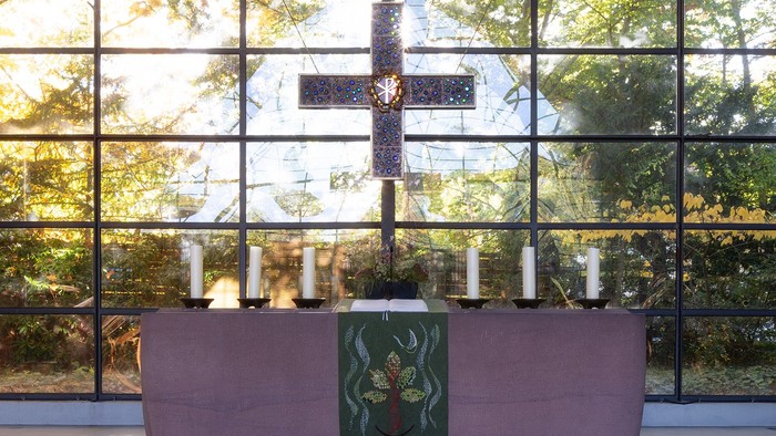 Altar der Kirche Schönow-Buschgraben mit großem Kreuz