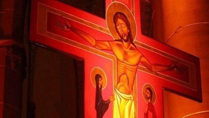 Eine beleuchtete Kreuzigungsszene wirbt für einen ökumenischen Taizé-Abend am 19. Oktober in der Klinik Bellevue.