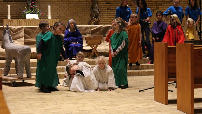 En gruppe skuespillere udfører et skuespil i en kirke.