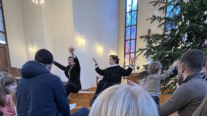 Børn i kirkerummet til julegudstjeneste for de mindste