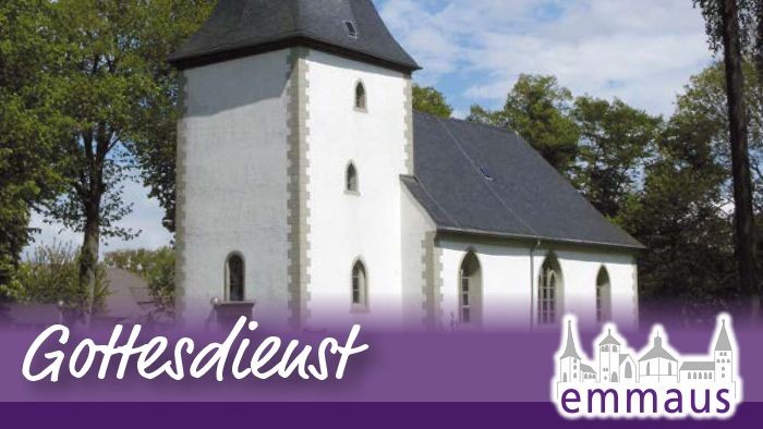 Eine malerische Kirche mit der Aufschrift „Gottesdienst“ und einem ruhigen Wald im Hintergrund, die mit der Emmaus-Gemeinde verbunden ist.