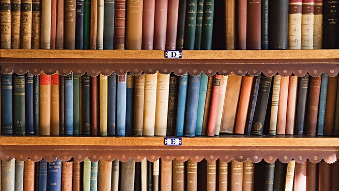 Bøger på regaler i bibliotek
