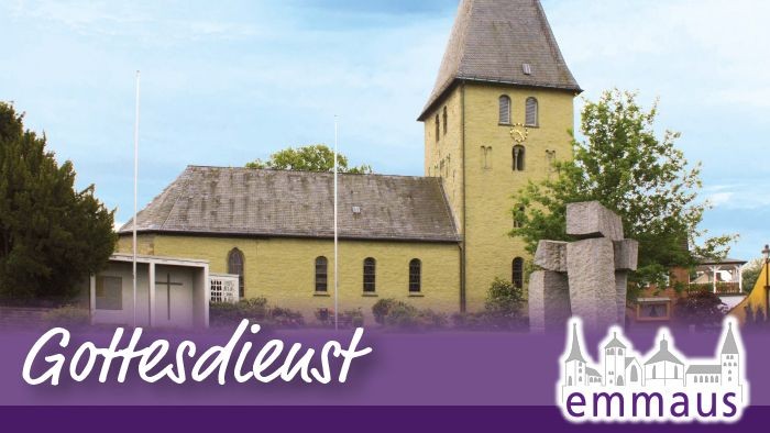Eine malerische gelbe Kirche mit der Aufschrift „Gottesdienst“, einem Glockenturm und einem Kreuz, die mit der Emmaus-Gemeinde verbunden ist.