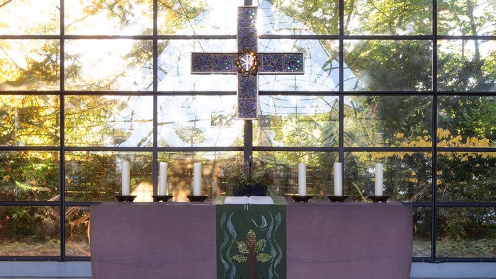 Altar der Kirche Schönow-Buschgraben mit großem Kreuz
