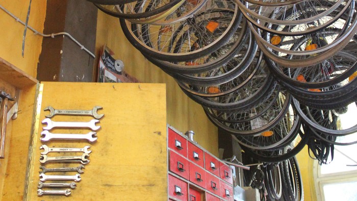 Werkzeuge und Kabel ordentlich an der Wand montiert
