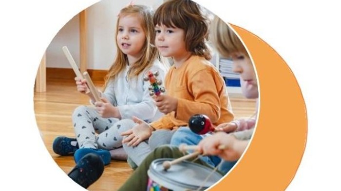 „Musikalische Sing- und Spielstunde für Kinder von 3 bis 5 Jahren, mittwochs im Gemeindezentrum.“