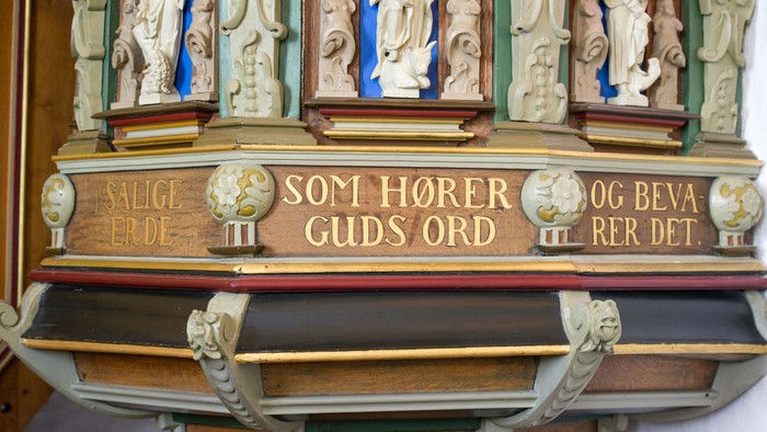 Detaljeret udsmykket alter med skånske indskrift