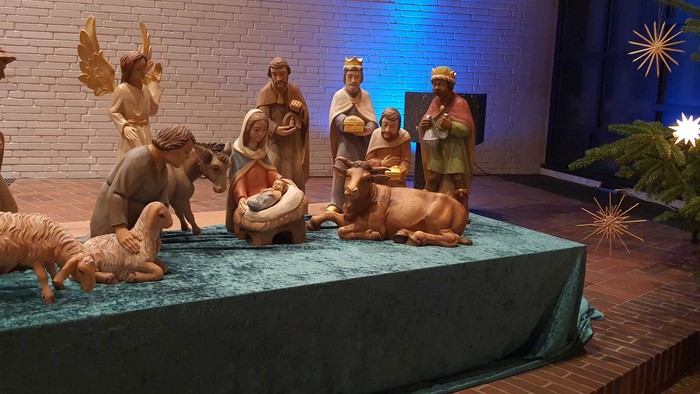 Die Krippe zeigt die Geburt Jesu mit Figuren und Tieren.