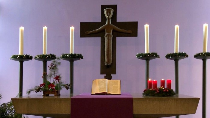Photo vom adventlich geschmückten Altarraum der Weihnachtkirche