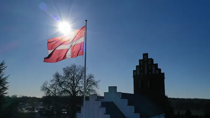 Luftfoto med flag og kirketårnet