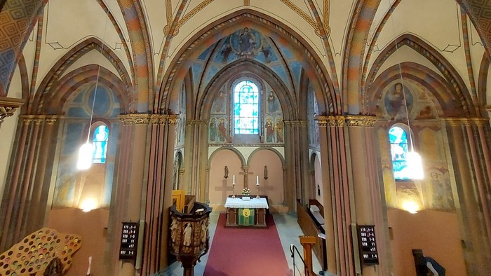 Blick in den Altarraum der Margaretenkirche von der Empore.