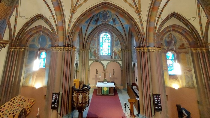 Blick in den Altarraum der Margaretenkirche von der Empore.