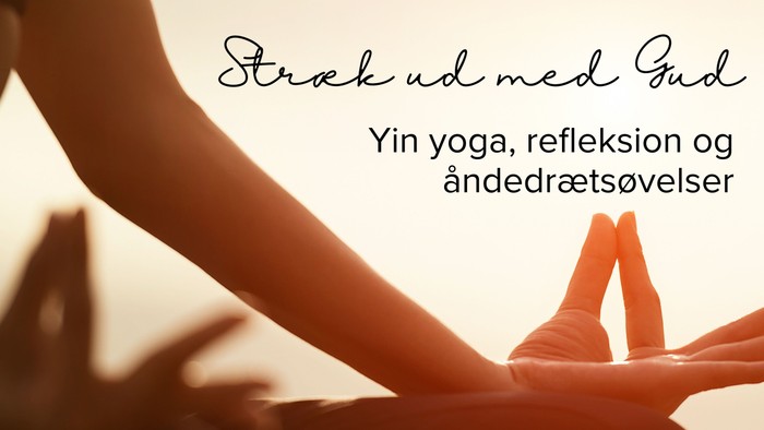 En rolig yogastilling med tekst, der promoverer Yin yoga, refleksion og åndedrætsøvelser på dansk.