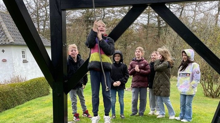 Bindslev Skole får en svingtur Tversteds klokkestabel...!